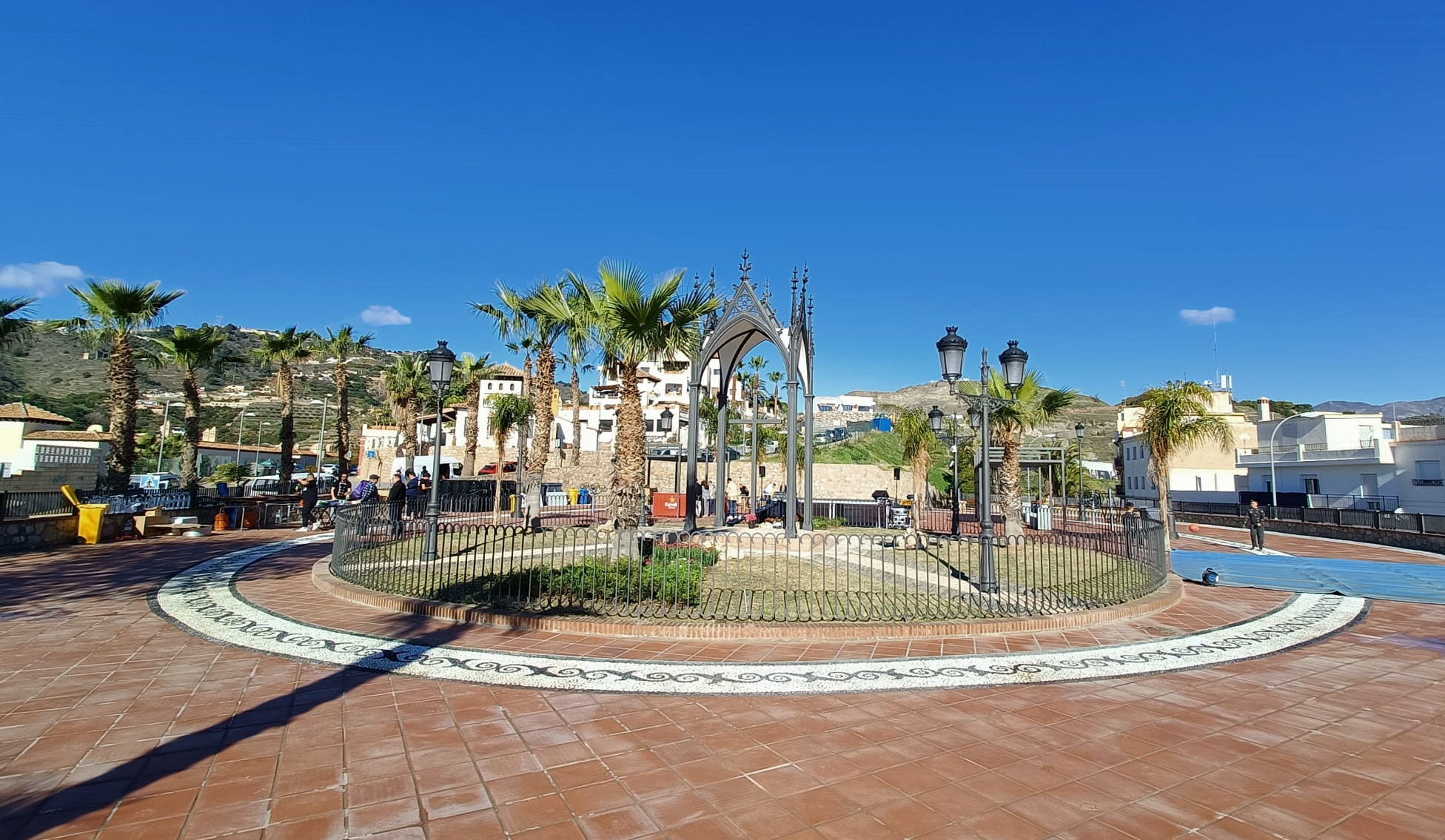 Los vecinos del Barrio San Sebastián ya disfrutan de una reformada plaza Mirador de la Santa Cruz